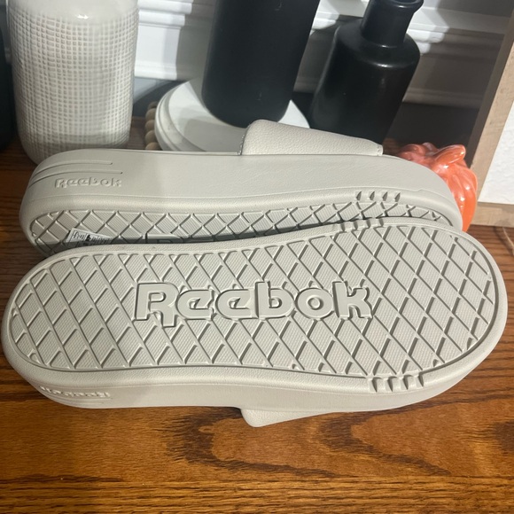 Reebok Women’s Light Gray Slide Sandals.NWT - Picture 4 of 4